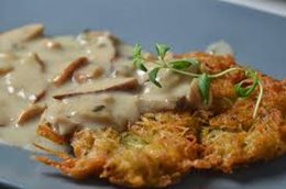 Placki z sosem grzybowym