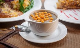 Krem z grzybow lesnych z groszkiem ptysiowym 